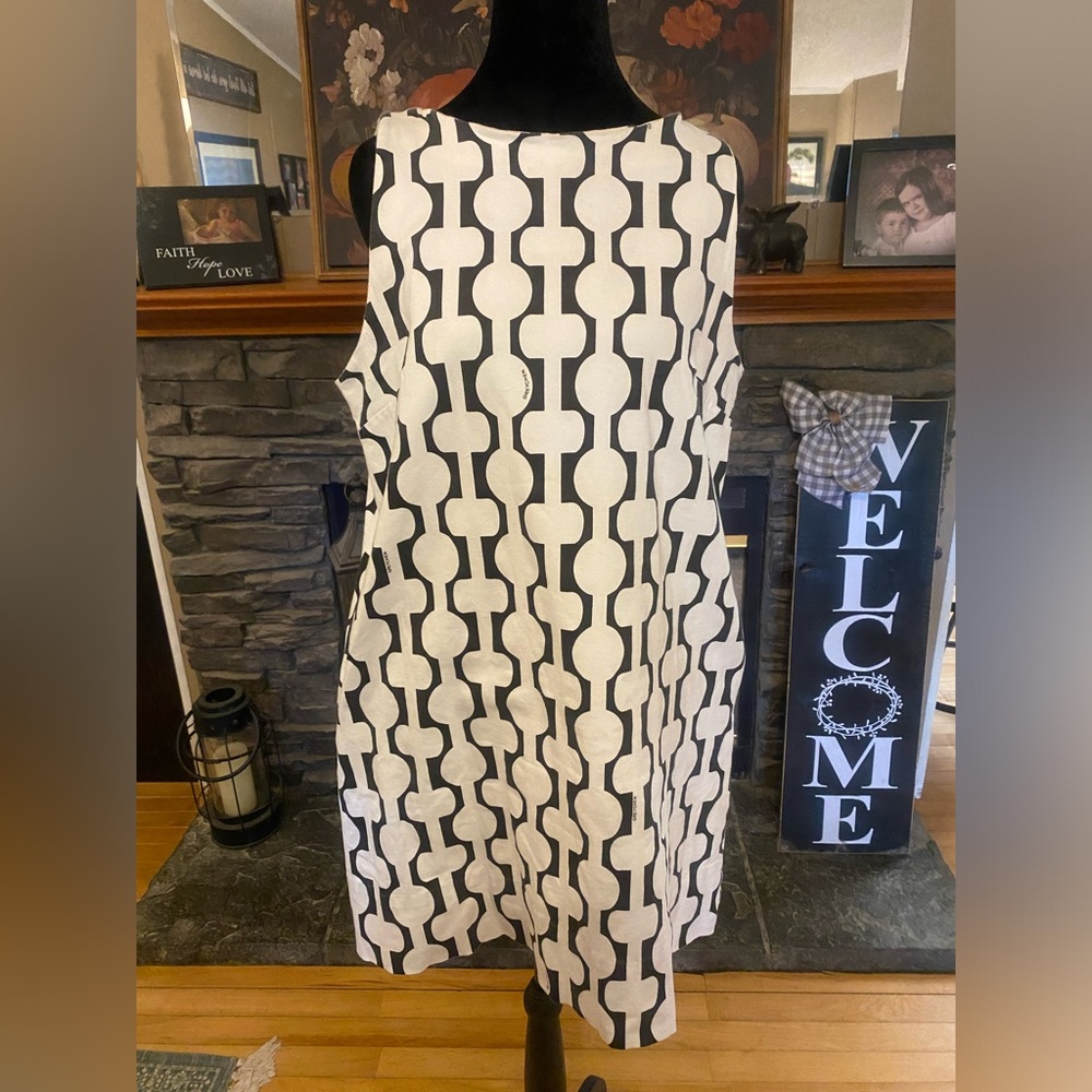 Gretchen Scott Designs Black and White Geometric Sleeveless Shift Dress